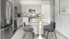 Réfrigérateur, tables à manger