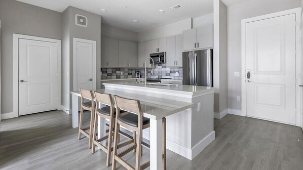 Kühlschrank, Esstisch