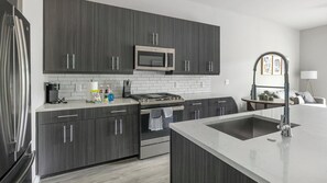 Køleskab, spisebord