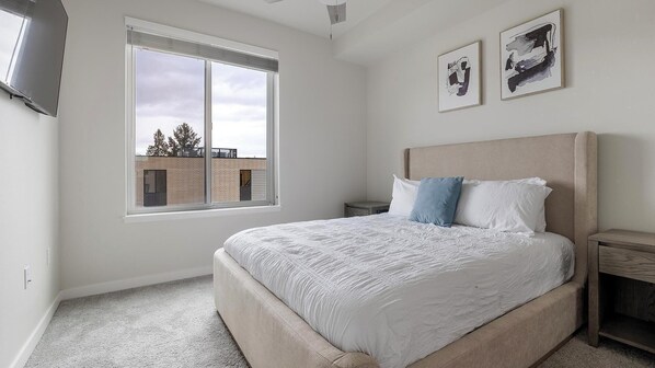 2 slaapkamers, een bureau, een strijkplank/strijkijzer, wifi