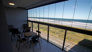 A balcony with a view of the beach and ocean. - Luxury Apartment with Sea View (Matinhos)