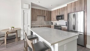 Geladeira, mesas de jantar