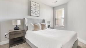 1 makuuhuone, työpöytä, silitysrauta/-lauta, Wi-Fi