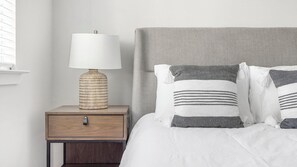 1 bedroom, desk, iron/ironing board, WiFi - Landing | Beautiful 1BD, Courtyard, Pool (Houston)