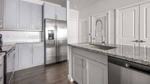 Réfrigérateur, tables à manger