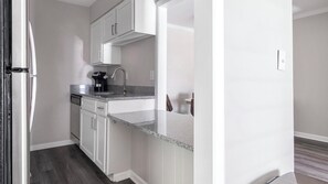 冷蔵庫、ダイニングテーブル