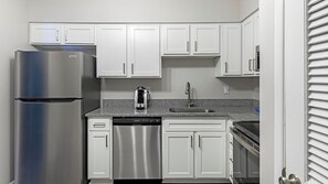 Geladeira, mesas de jantar