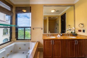 Douche, sĂšche-cheveux, serviettes fournies, shampoing