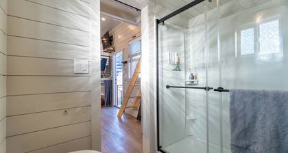 Access Zion and Bryce! Tiny Home with Rooftop Deck, Hot Tub, and Epic Views