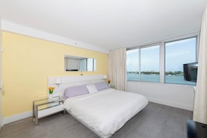 2 habitaciones, escritorio y tabla de planchar con plancha 