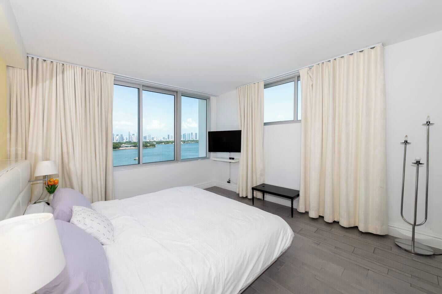 2 Schlafzimmer, Schreibtisch, Bügeleisen/Bügelbrett, Reisekinderbett