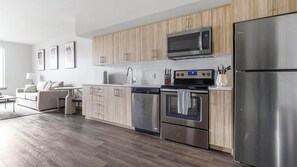 Kylskåp och matbord