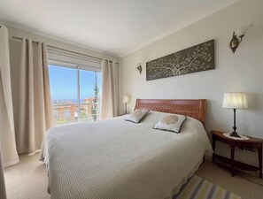 5 bedrooms, iron/ironing board, WiFi, bed sheets
