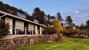 A building with a sign reading "Ocean Cove Inn." - Ocean Cove Inn #4 – Ocean View (Yachats)