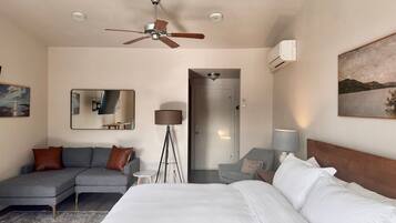 1 dormitorio, tabla de planchar con plancha, wifi y ropa de cama