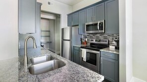 Réfrigérateur, tables à manger