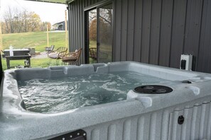 Bañera de hidromasaje al aire libre