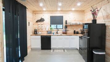 Een koelkast, een magnetron, een oven, een kookplaat