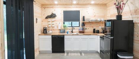 Frigorífico, microondas, horno y placa de cocina