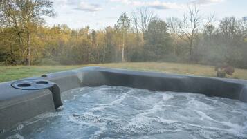 Tina de hidromasaje al aire libre