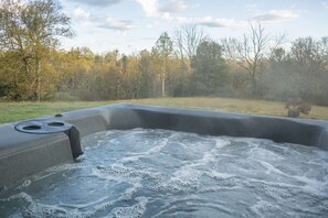Bañera de hidromasaje al aire libre