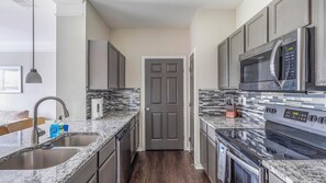 Frigorifero, tavolo da pranzo