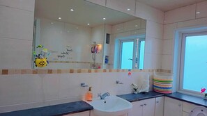 Dusj, hårføner, håndklær og såpe