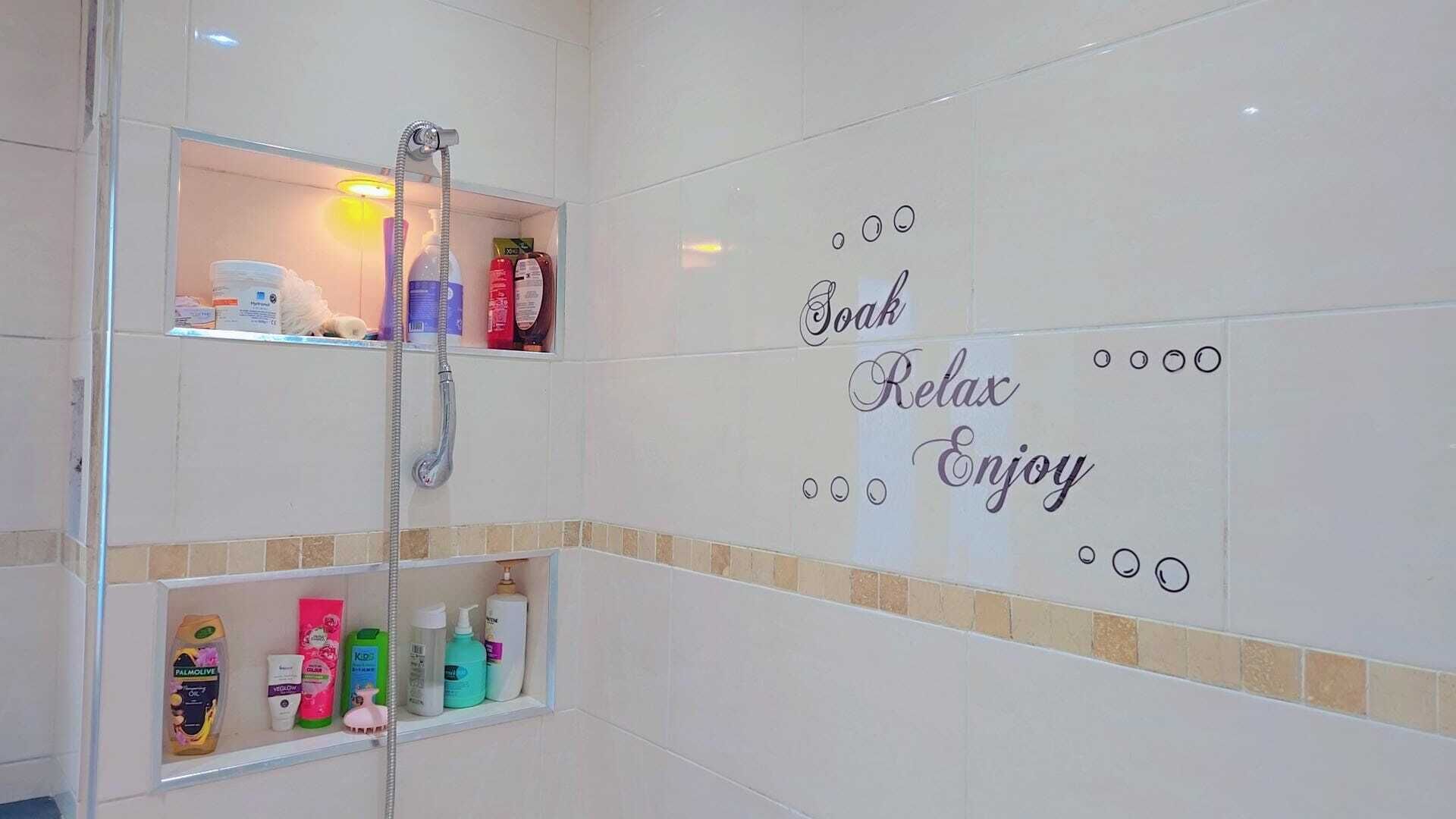 Dusj, hårføner, håndklær og såpe