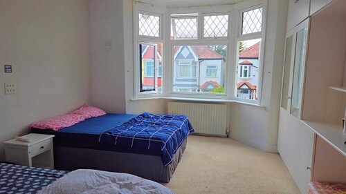 Footsteps away from wembley stadium. Best prime Location in wembley!
Family Room