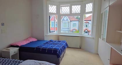 Footsteps away from wembley stadium. Best prime Location in wembley!
Family Room