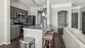 Refrigerador y comedor 