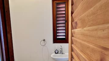 SĂšche-cheveux, serviettes fournies, savon, papier toilette