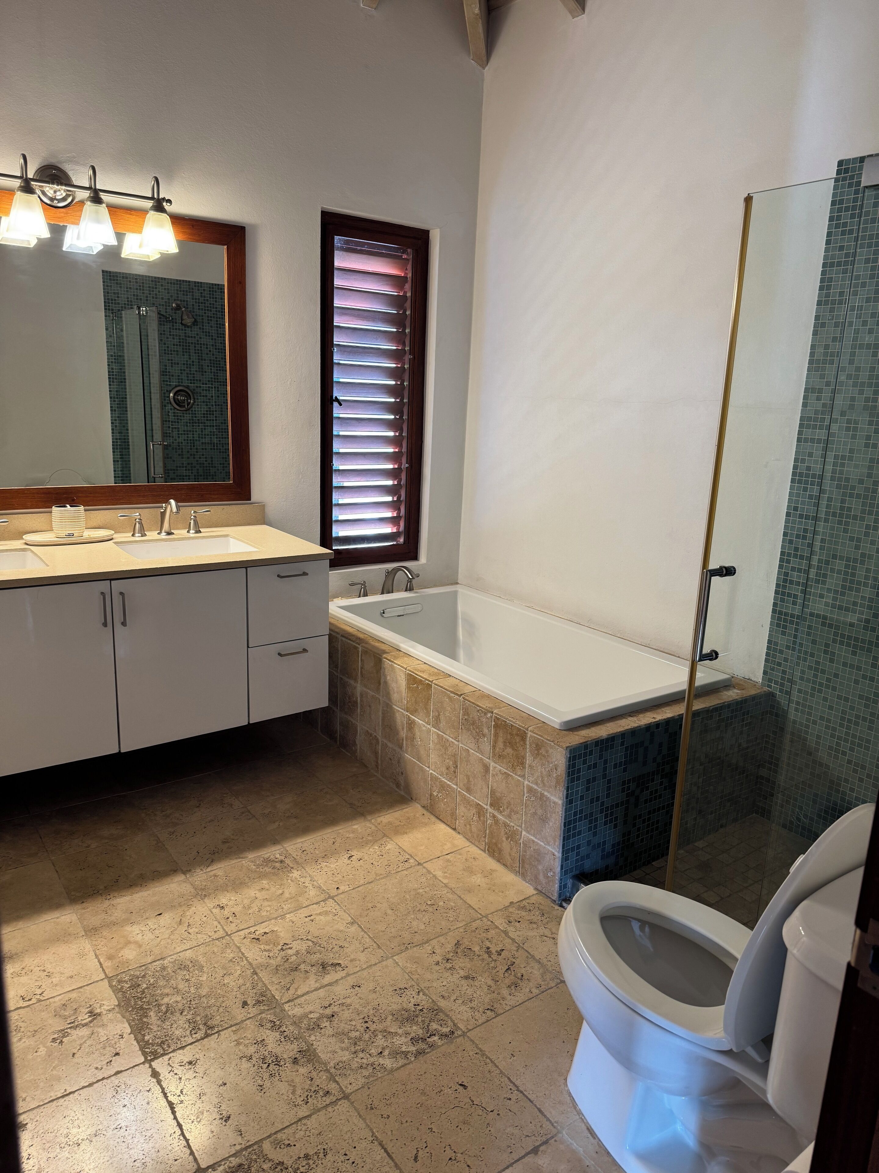 吹风机、毛巾、肥皂、卫生纸