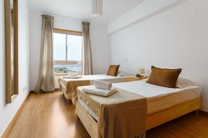 3 Schlafzimmer, Schreibtisch, Bügeleisen/Bügelbrett, kostenloses WLAN