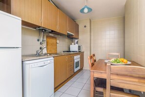 Køleskab, mikrobølgeovn, ovn, kogeplade