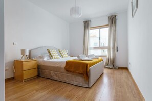 3 makuuhuonetta, työpöytä, silitysrauta/-lauta, ilmainen Wi-Fi