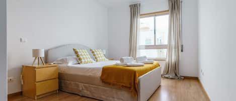 3 bedrooms, desk, iron/ironing board, free WiFi