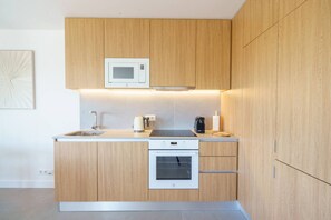 Frigorífico, microondas, horno y placa de cocina