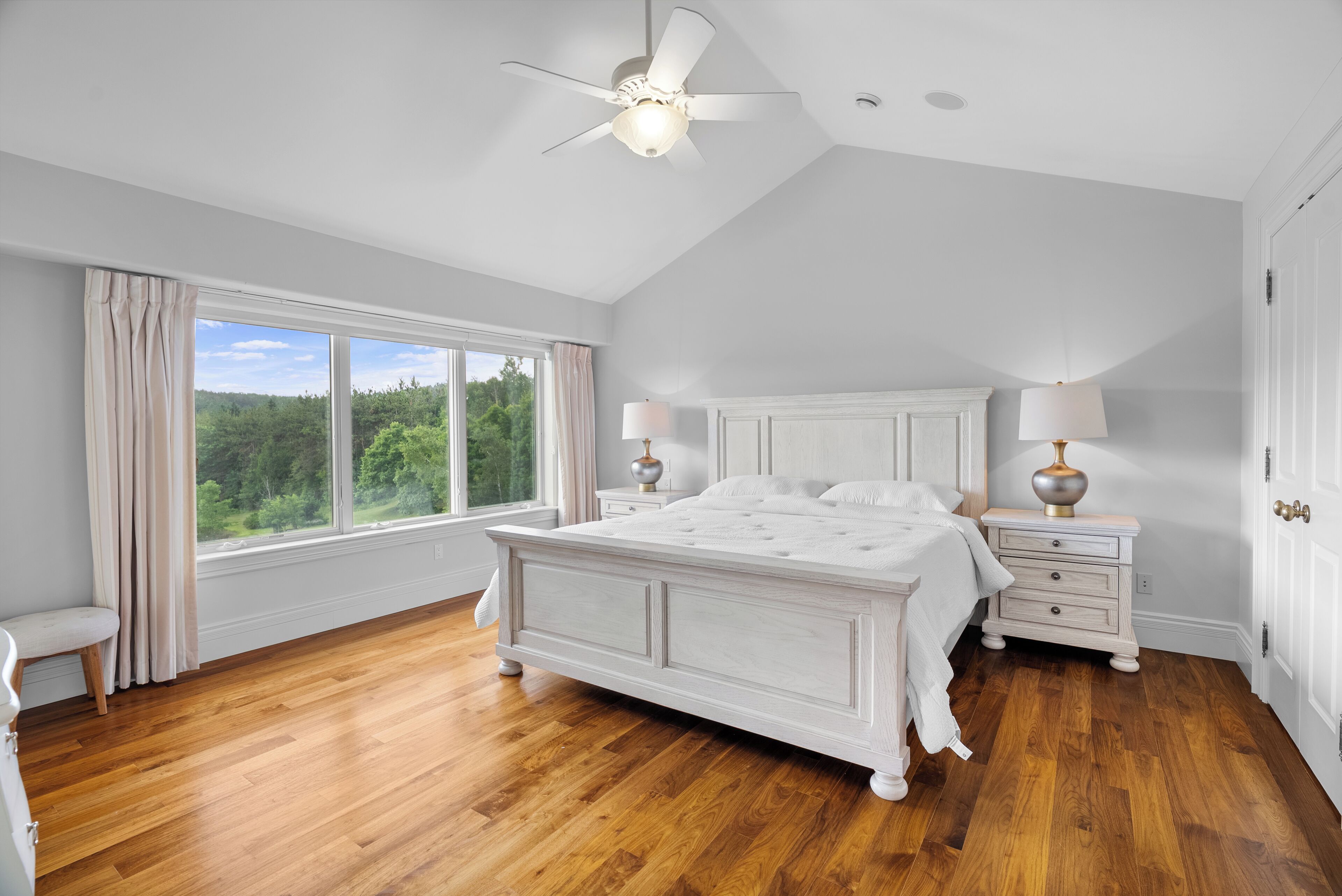 6 bedrooms, desk, iron/ironing board, travel crib