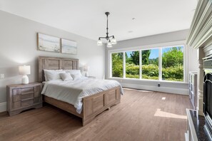 6 makuuhuonetta, työpöytä, silitysrauta/-lauta, vauvan matkasänky