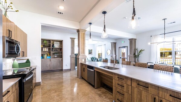 Jääkaappi, ruokailupöytä