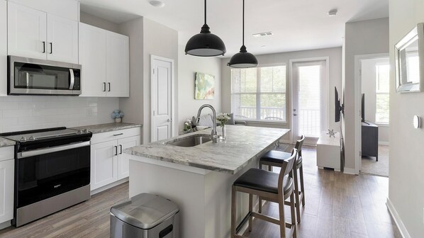 Jääkaappi, ruokailupöytä