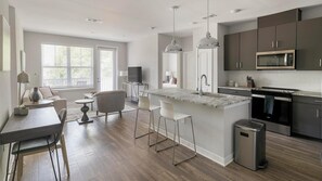Smart TV - Landing | Beautiful 2BD, Pool, Gym (Huntsville)