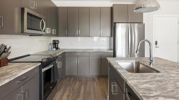 Réfrigérateur, table de salle à manger