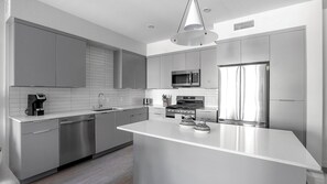 Kjøleskap og spisebord