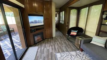 智能电视、壁炉、立体声音响