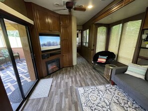 Smart TV, fireplace, stereo