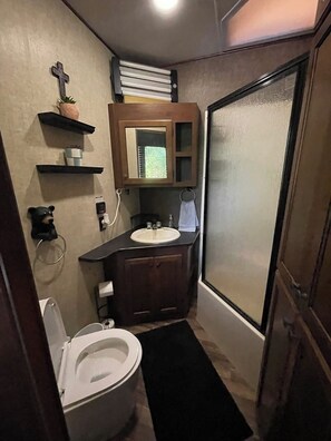 Haartrockner, Handtücher, Toilettenpapier