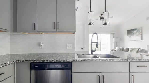 Refrigerador y comedor 