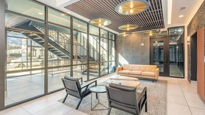 Eine moderne Lobby mit Treppe, einer Couch und einem Couchtisch.